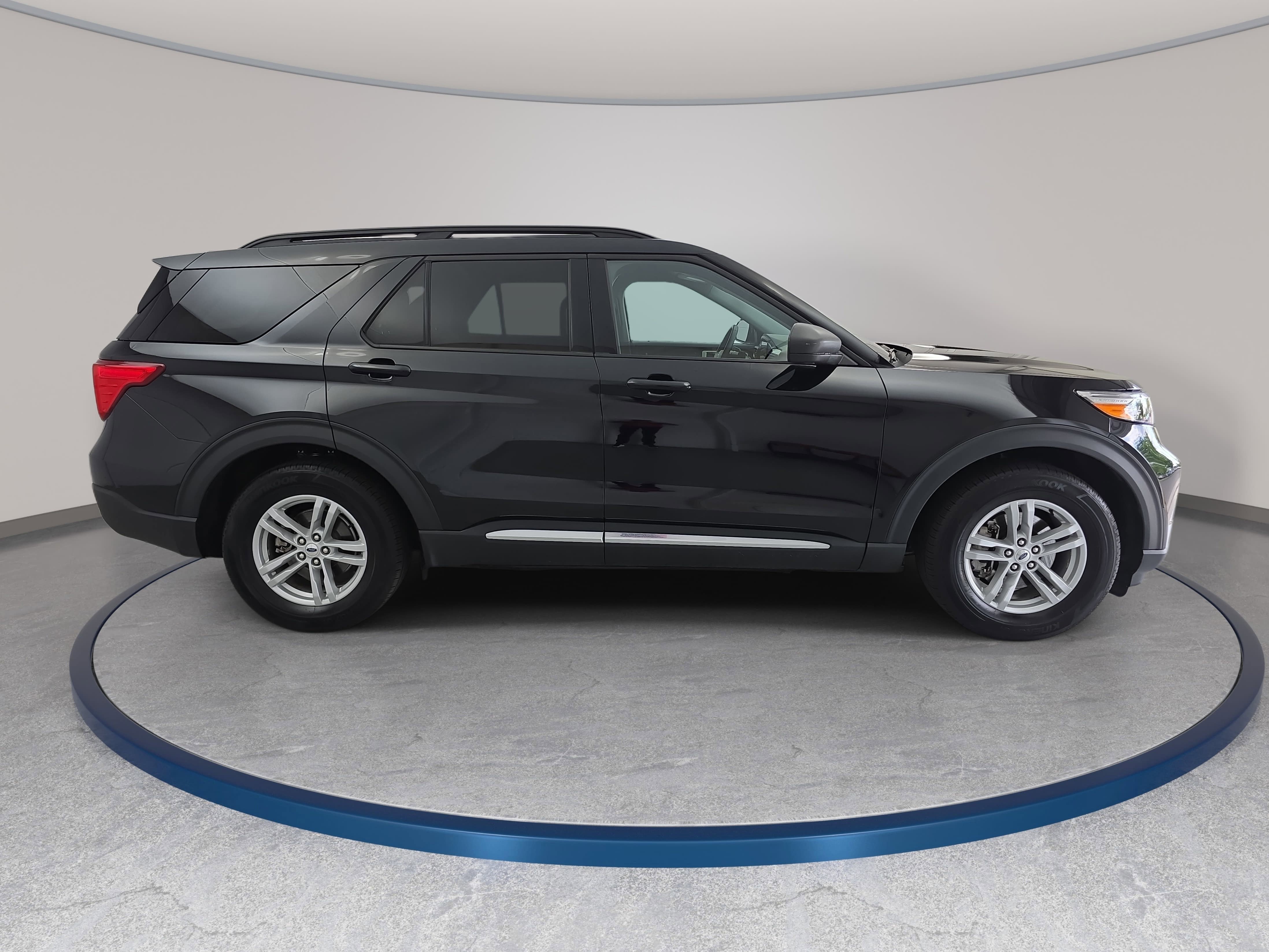 Used 2024 Ford Explorer XLT w/ Equipment Group 202A RWD image 4