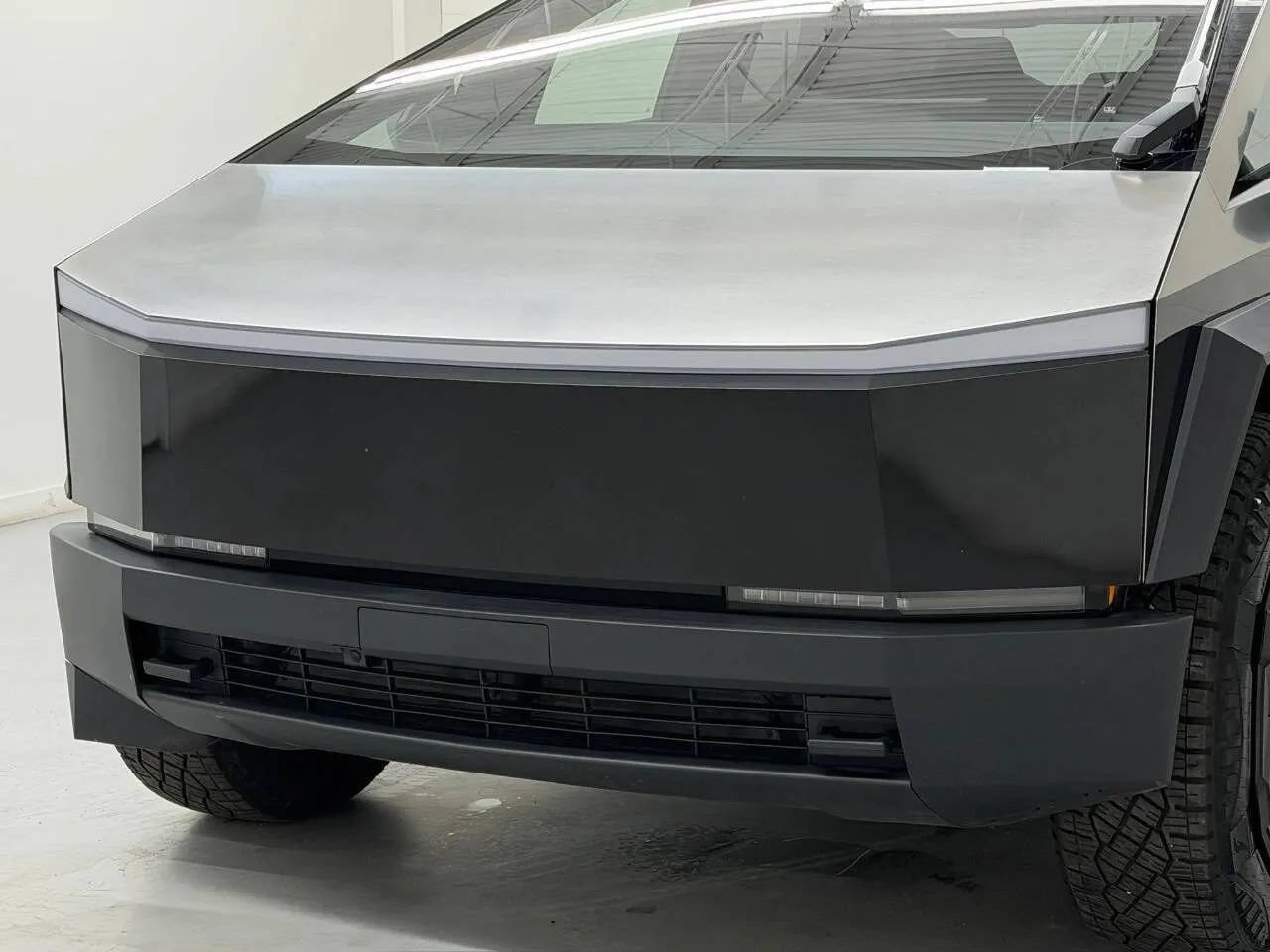 Used 2025 Tesla Cybertruck 2WD Crew Cab image 37