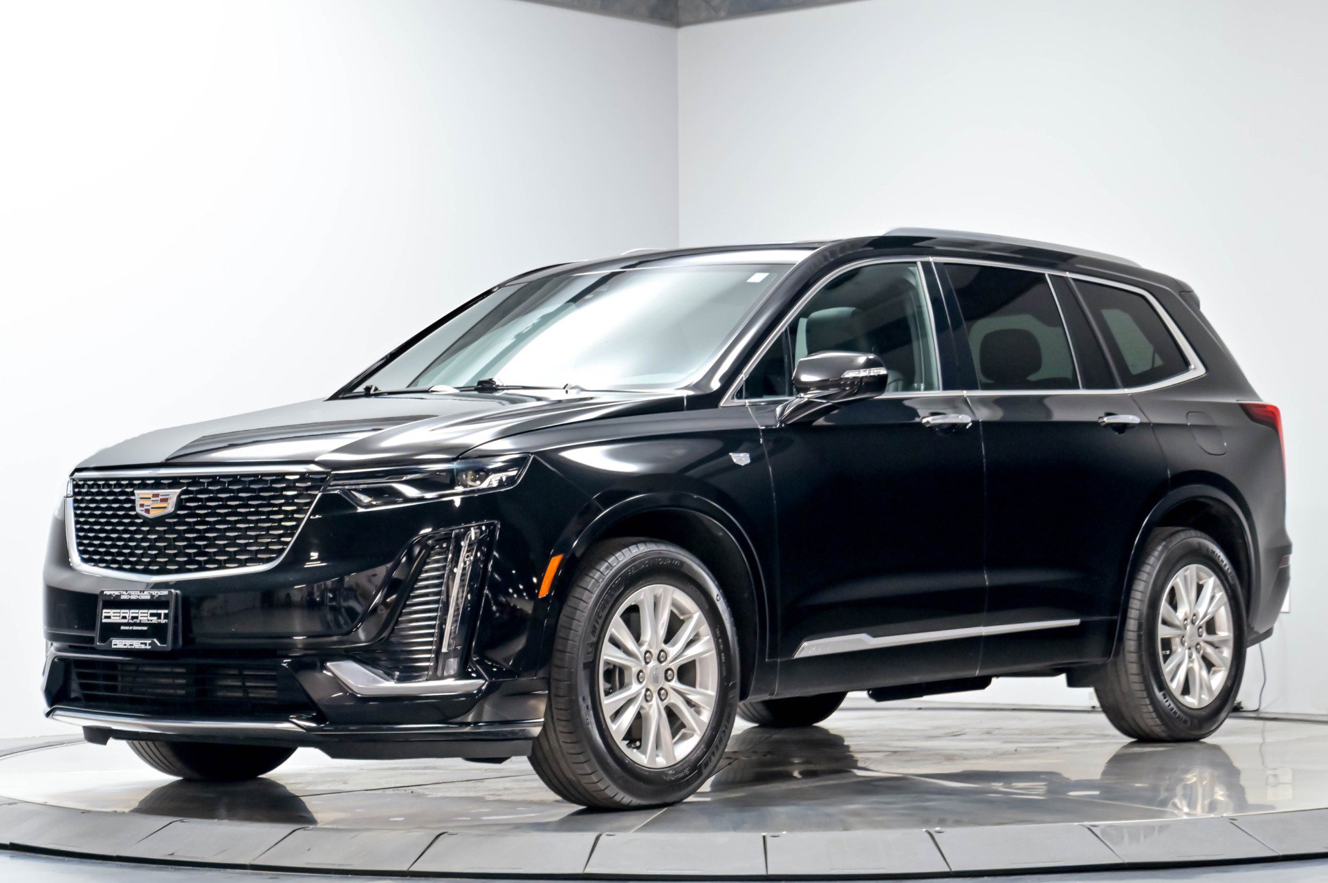 Used 2022 Cadillac XT6 Luxury FWD image 2