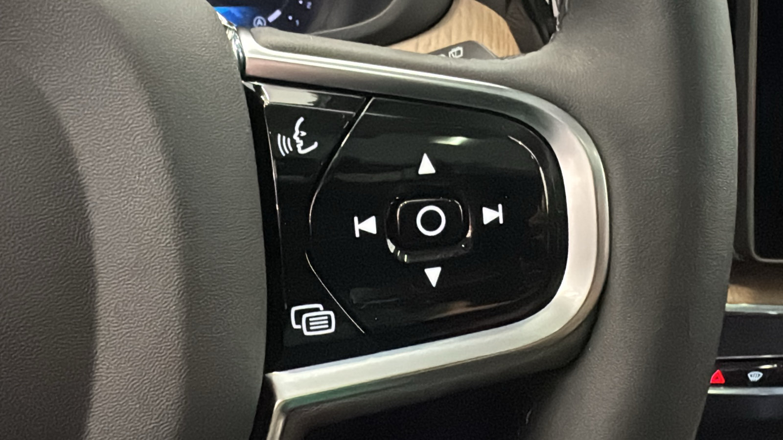 New 2027 Volvo XC60 B5 Ultra AWD/4WD image 14
