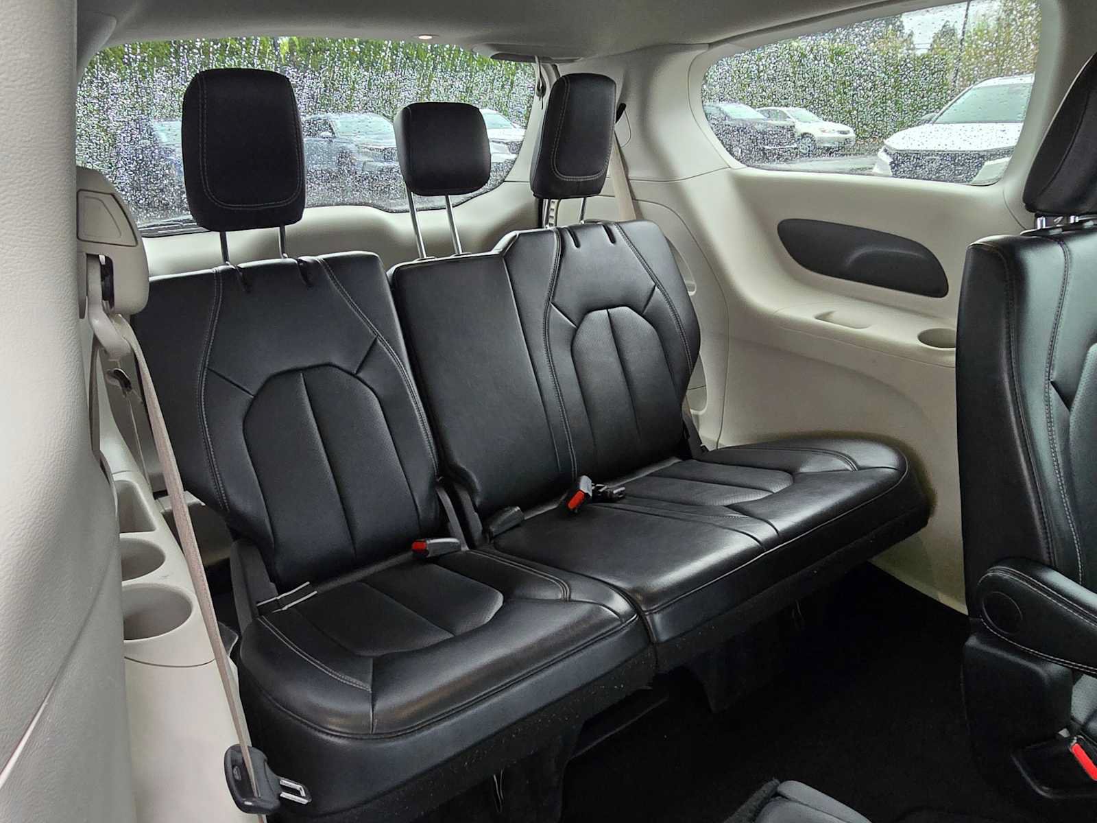 Used 2024 Chrysler Pacifica Touring-L FWD image 13