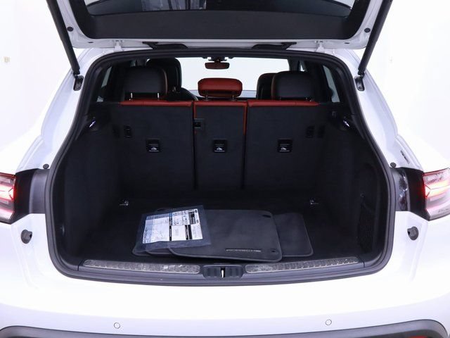 Certified 2024 Porsche Macan AWD/4WD image 38