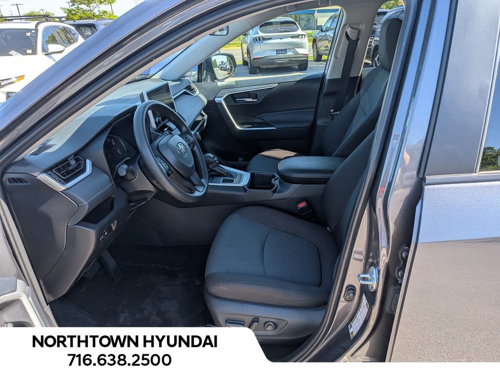 Used 2025 Toyota RAV4 XLE AWD/4WD image 9