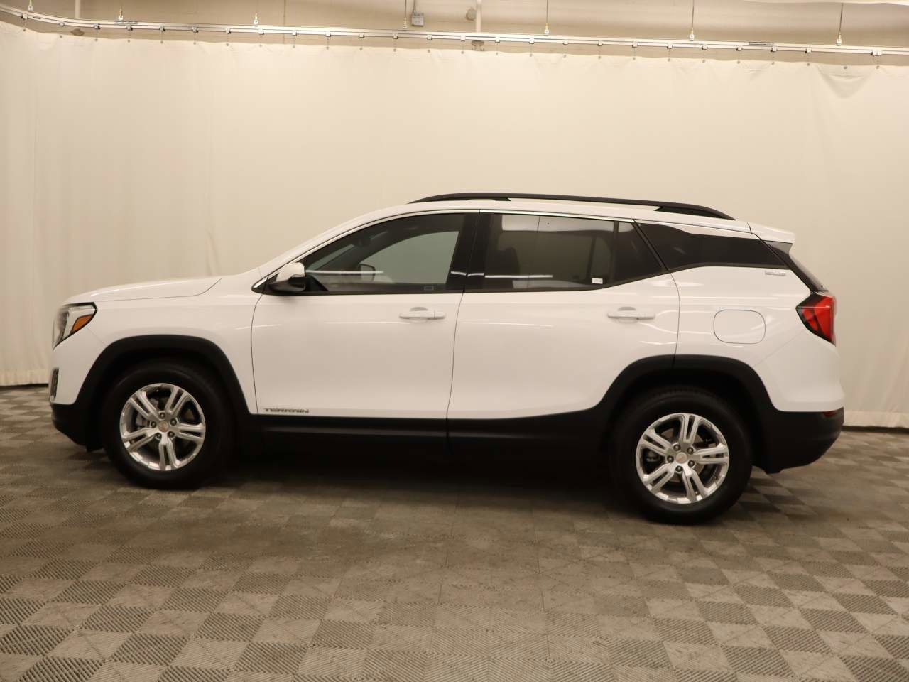 Used 2020 GMC Terrain SLE w/ Driver Convenience Package image 2