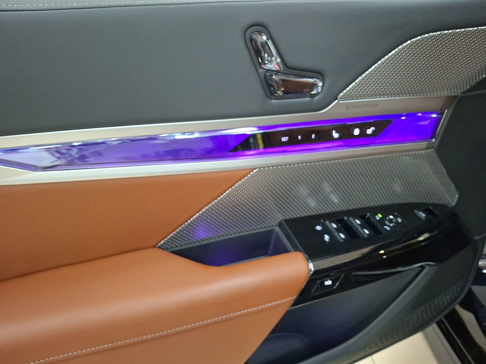Used 2025 BMW i7 eDrive50 w/ M Sport Package RWD image 9