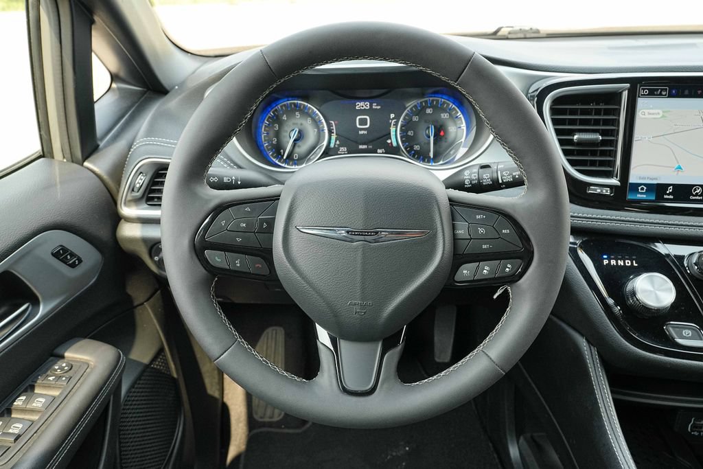 Used 2025 Chrysler Pacifica Limited FWD image 32