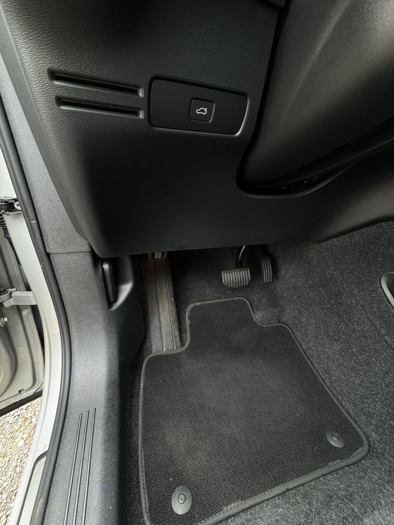 Used 2024 Volvo XC40 B5 Core AWD/4WD image 16