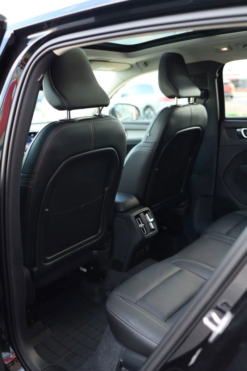 Used 2025 Volvo XC40 B5 Core image 32