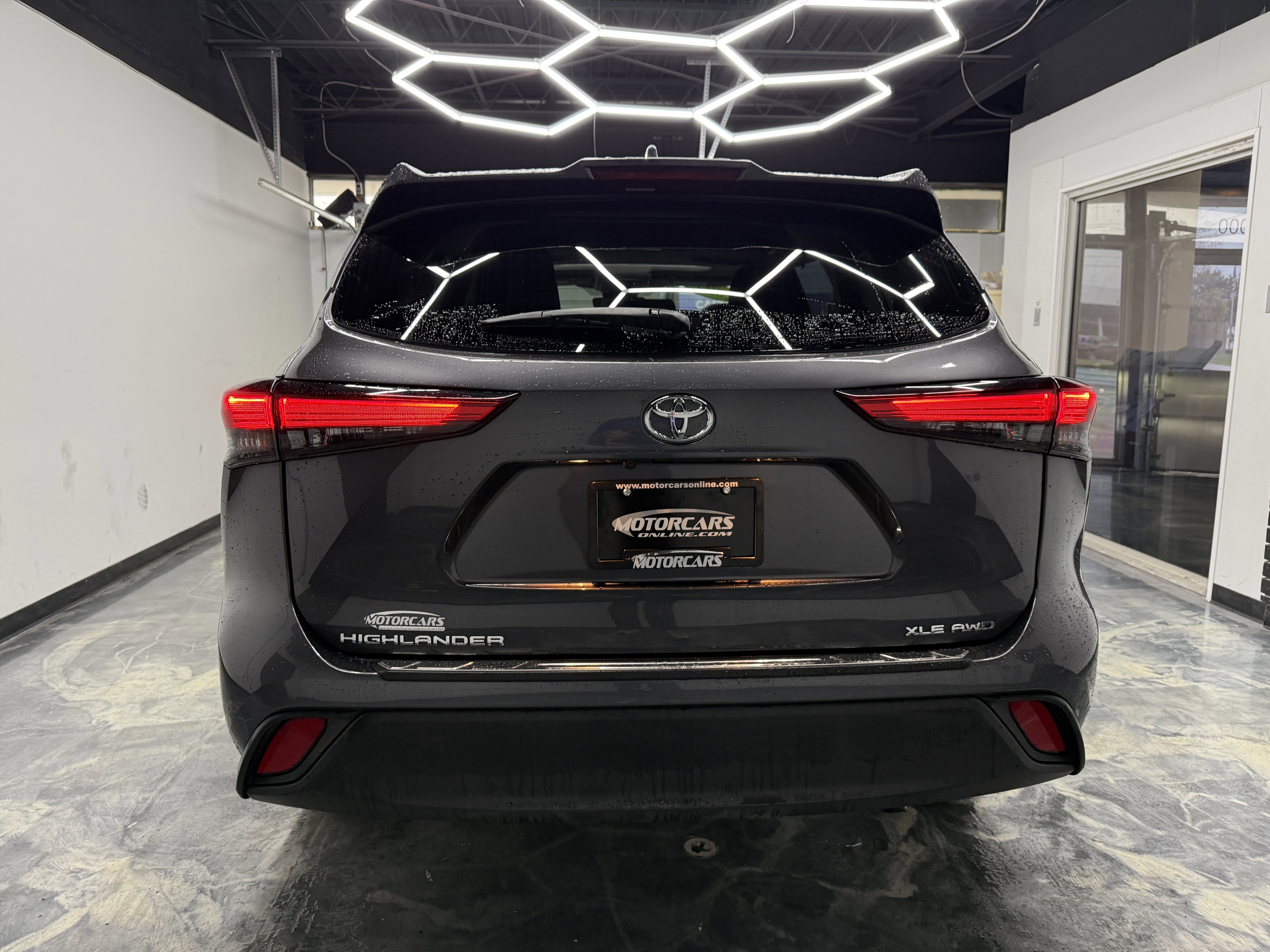 Used 2022 Toyota Highlander XLE AWD/4WD image 4