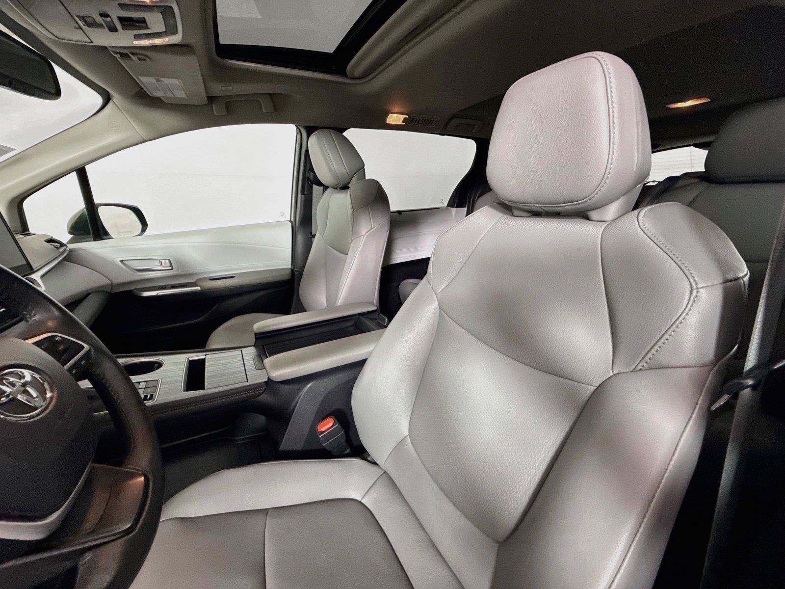 Certified 2025 Toyota Sienna XLE FWD image 3