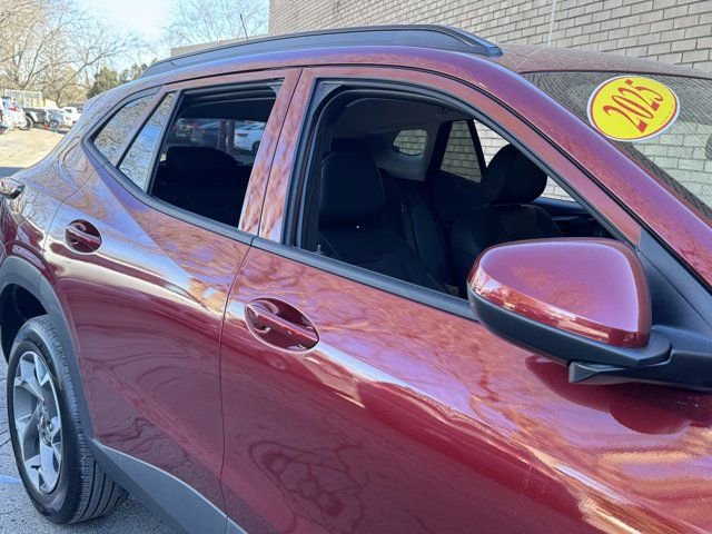 Used 2025 Chevrolet Trax LT w/ LT Convenience Package image 5