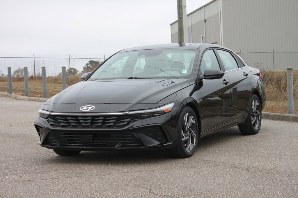 Used 2024 Hyundai Elantra SEL w/ Convenience Package image 2