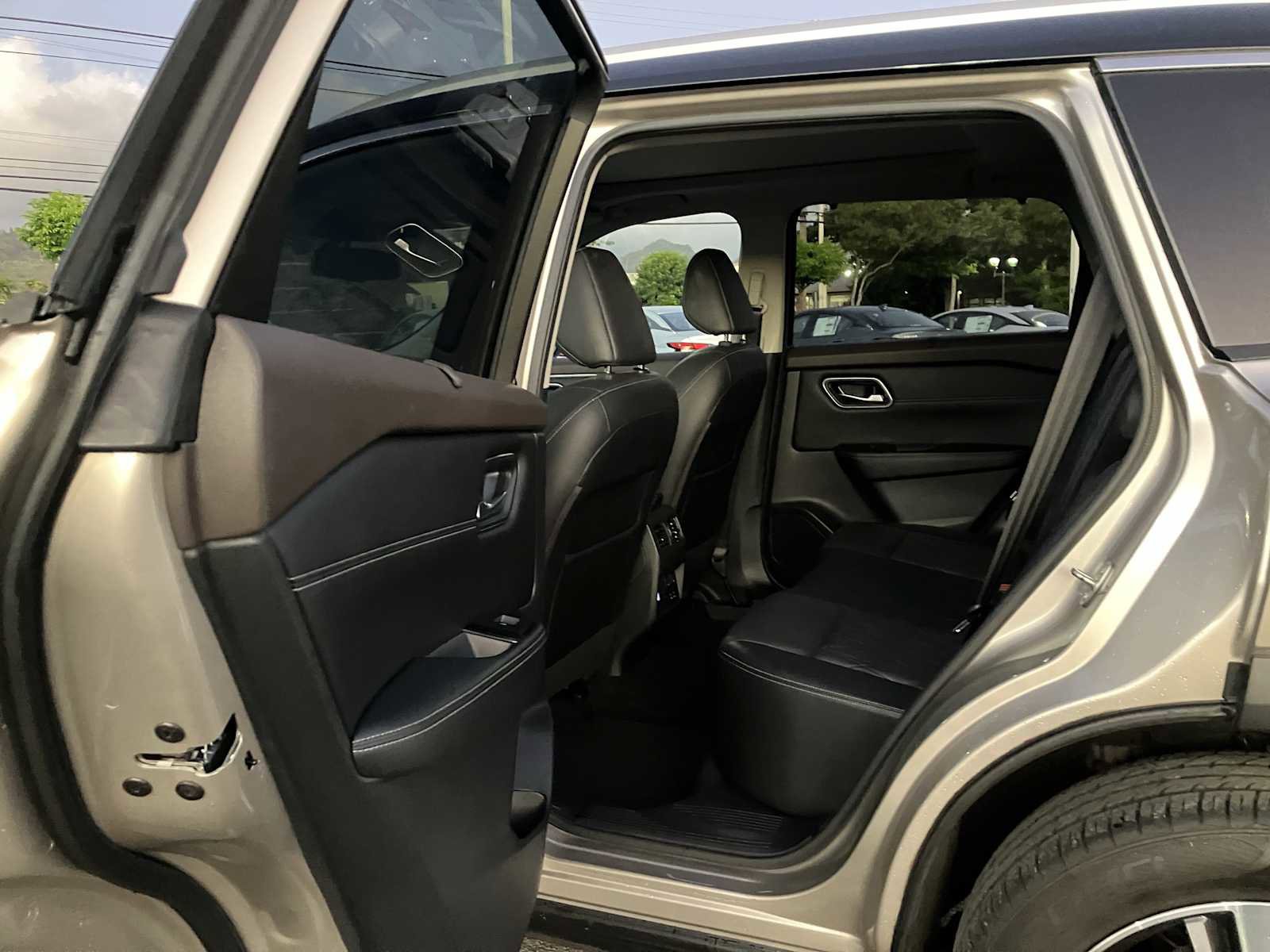 Used 2021 Nissan Rogue Platinum image 9