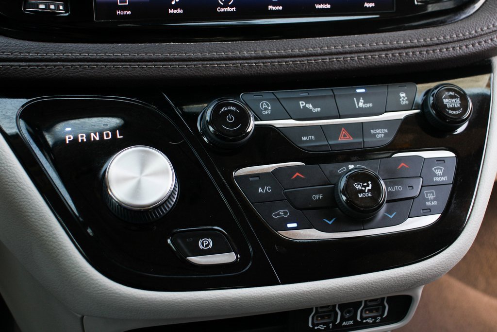 Used 2021 Chrysler Pacifica Touring w/ Uconnect Theater Family Group image 28