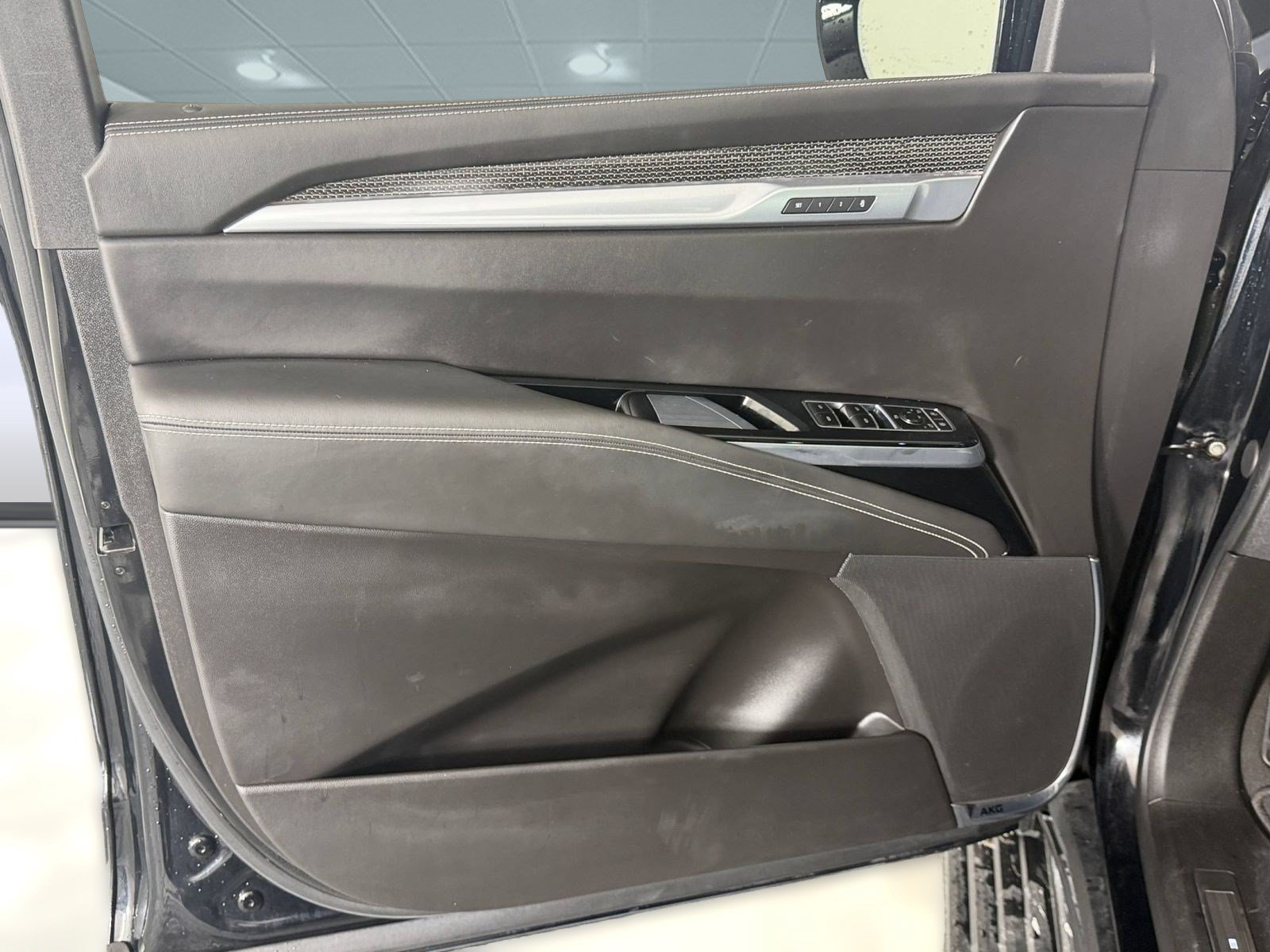 Used 2025 Cadillac Escalade ESV V AWD/4WD image 25