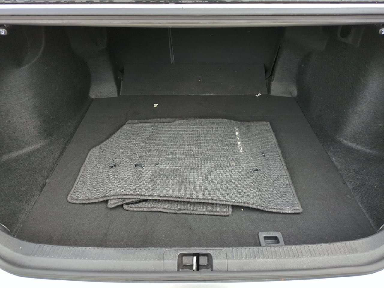 Used 2018 Toyota Camry SE FWD image 21