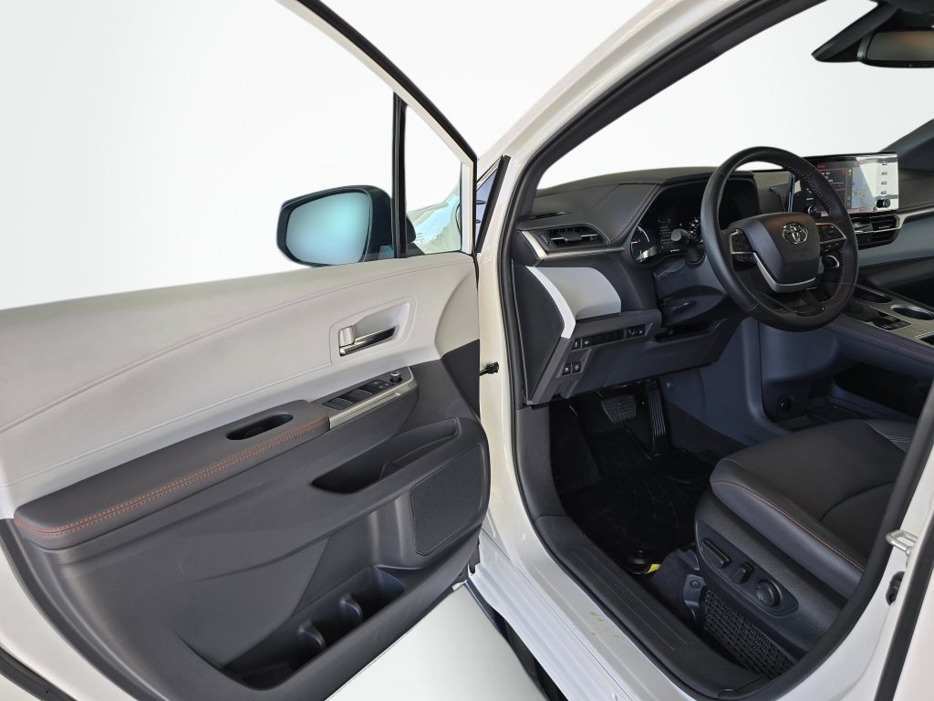 Used 2024 Toyota Sienna XSE AWD/4WD image 31