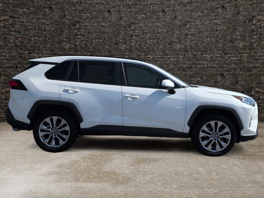 Used 2019 Toyota RAV4 XLE Premium FWD image 3