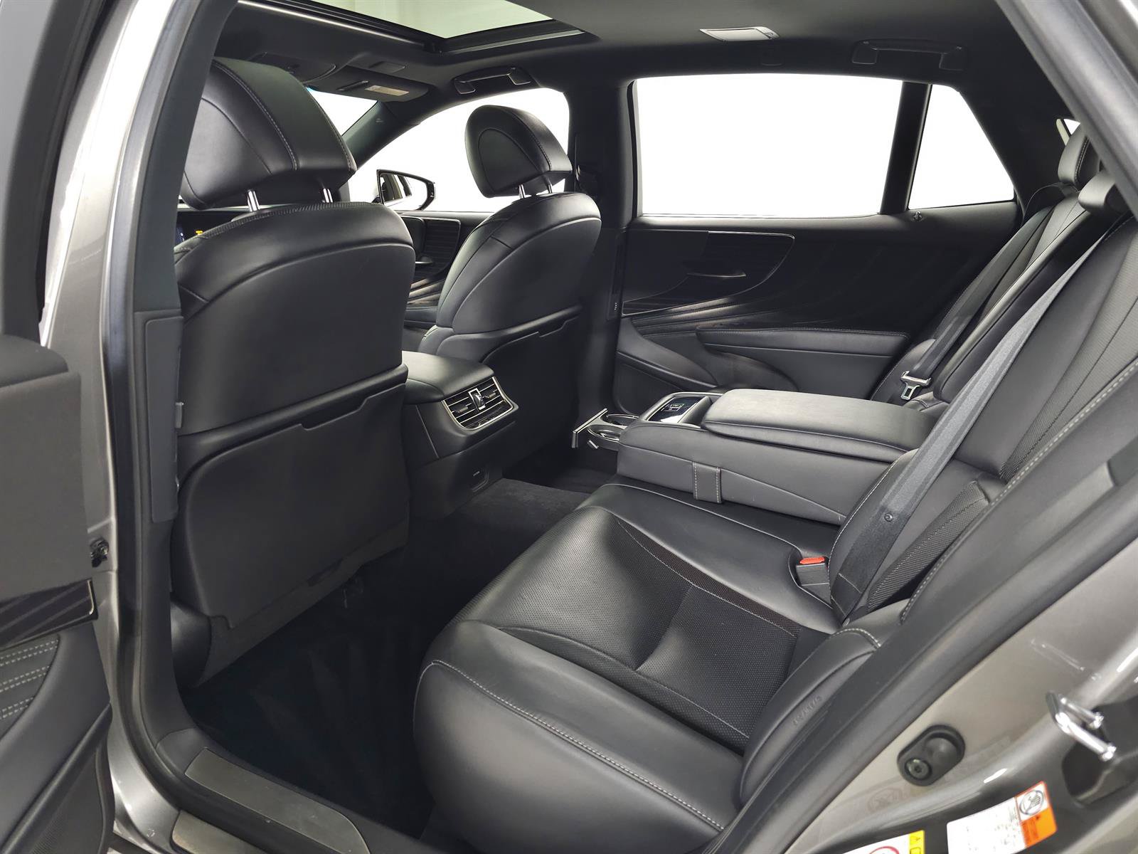 Used 2019 Lexus LS 500h AWD image 32