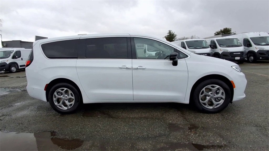 Certified 2024 Chrysler Pacifica Limited image 9