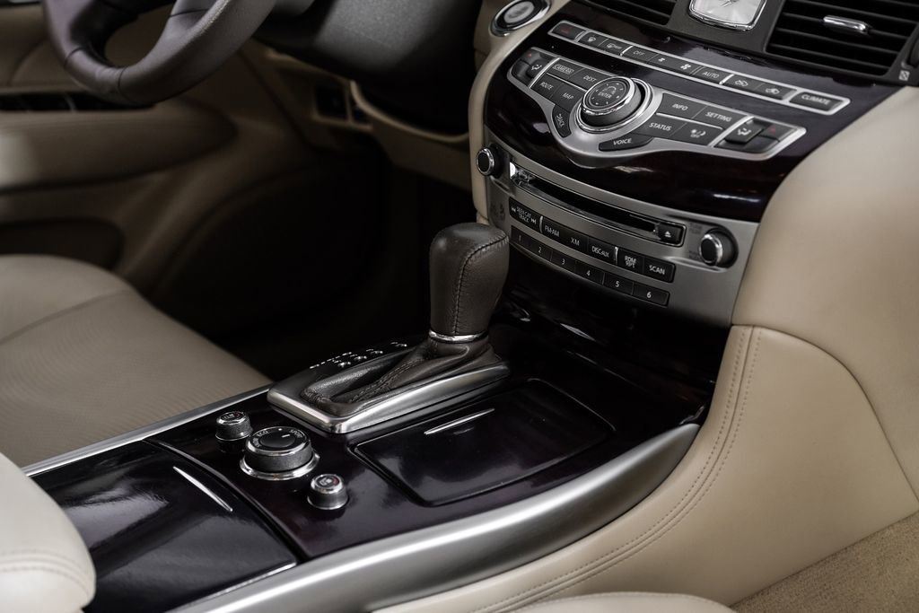 Used 2017 INFINITI Q70 L 3.7 image 22