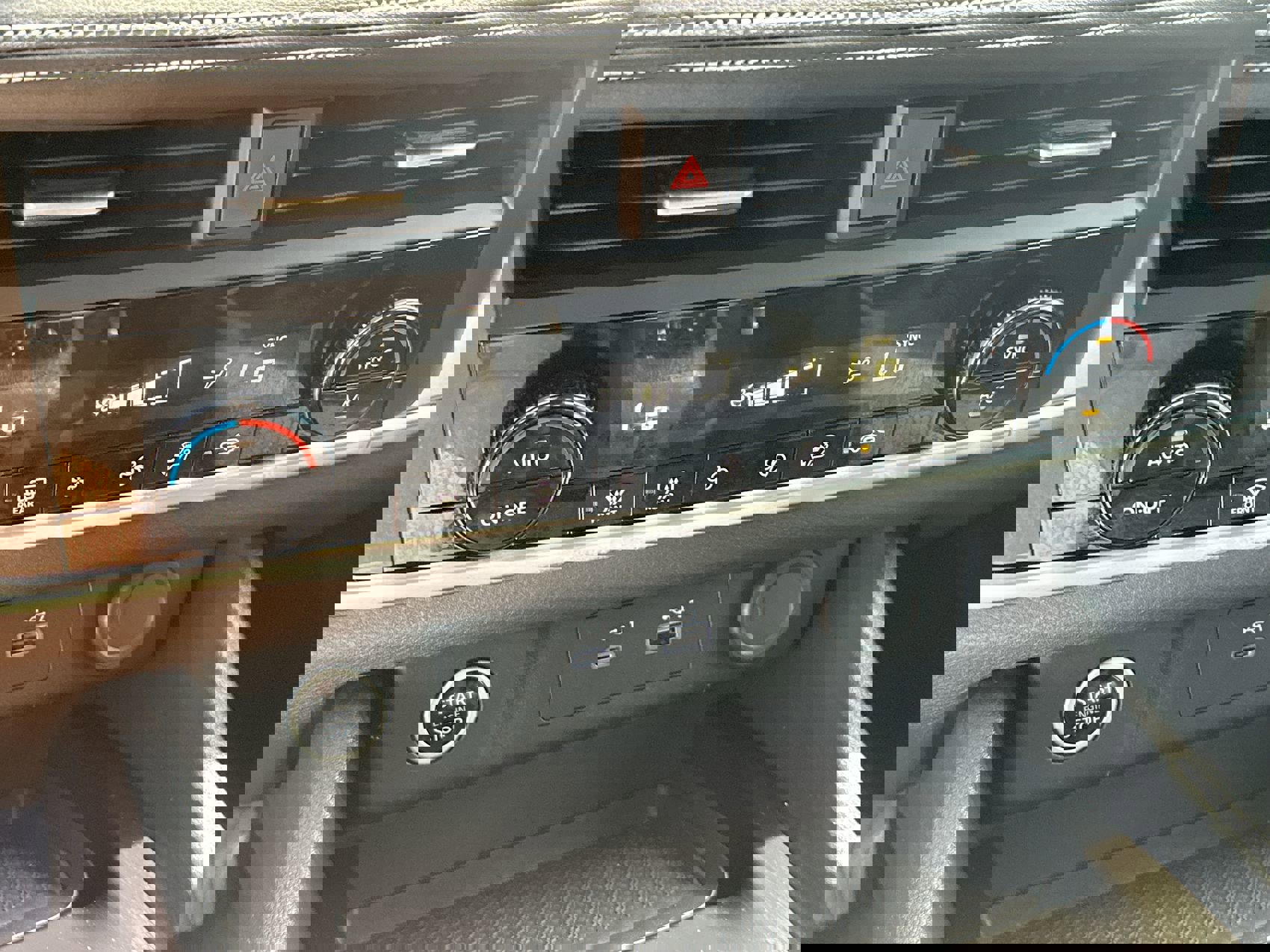 Used 2023 Nissan Rogue SV image 18