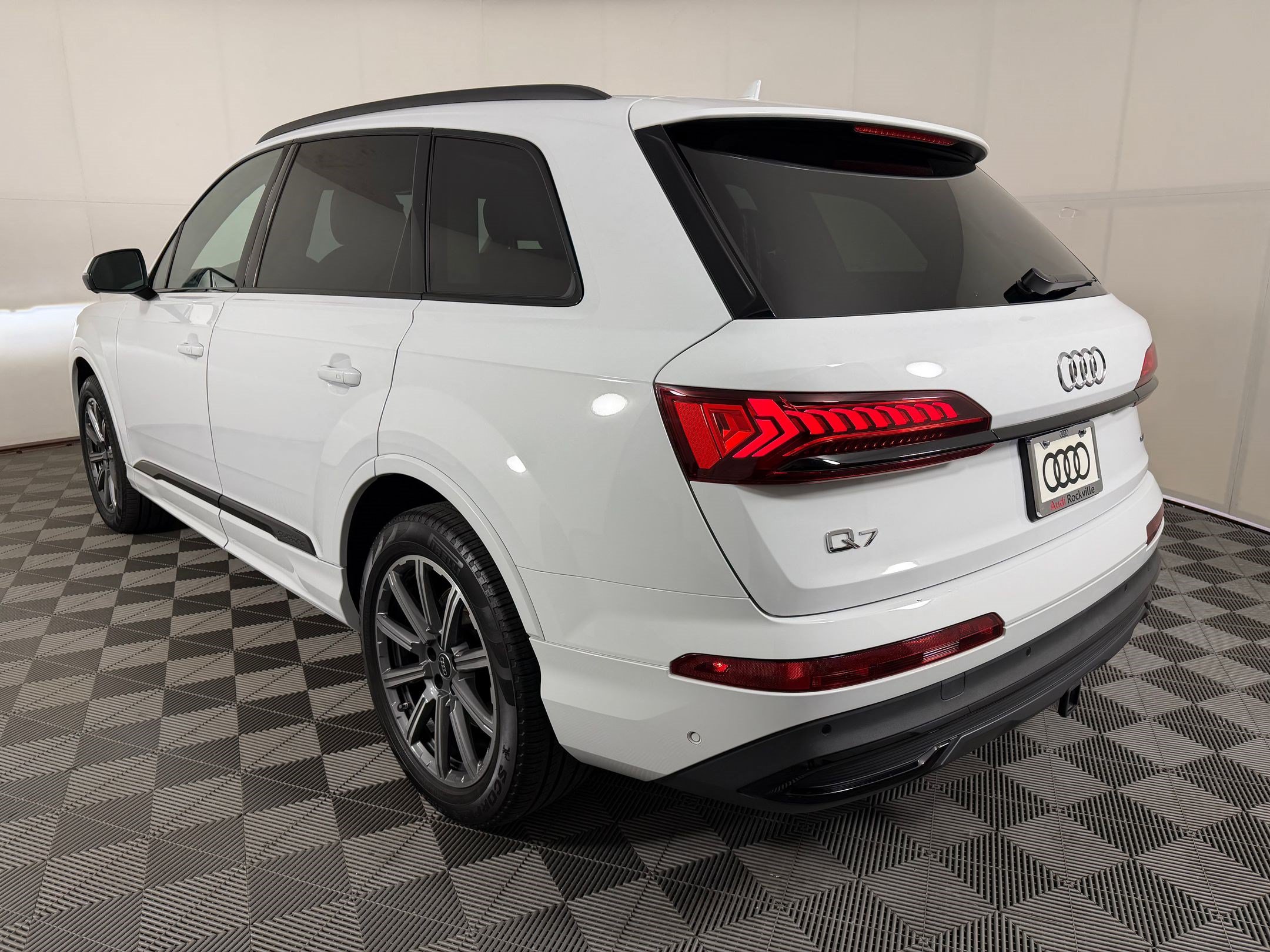 Used 2023 Audi Q7 2.0T Premium Plus w/ Premium Plus Package AWD/4WD image 3