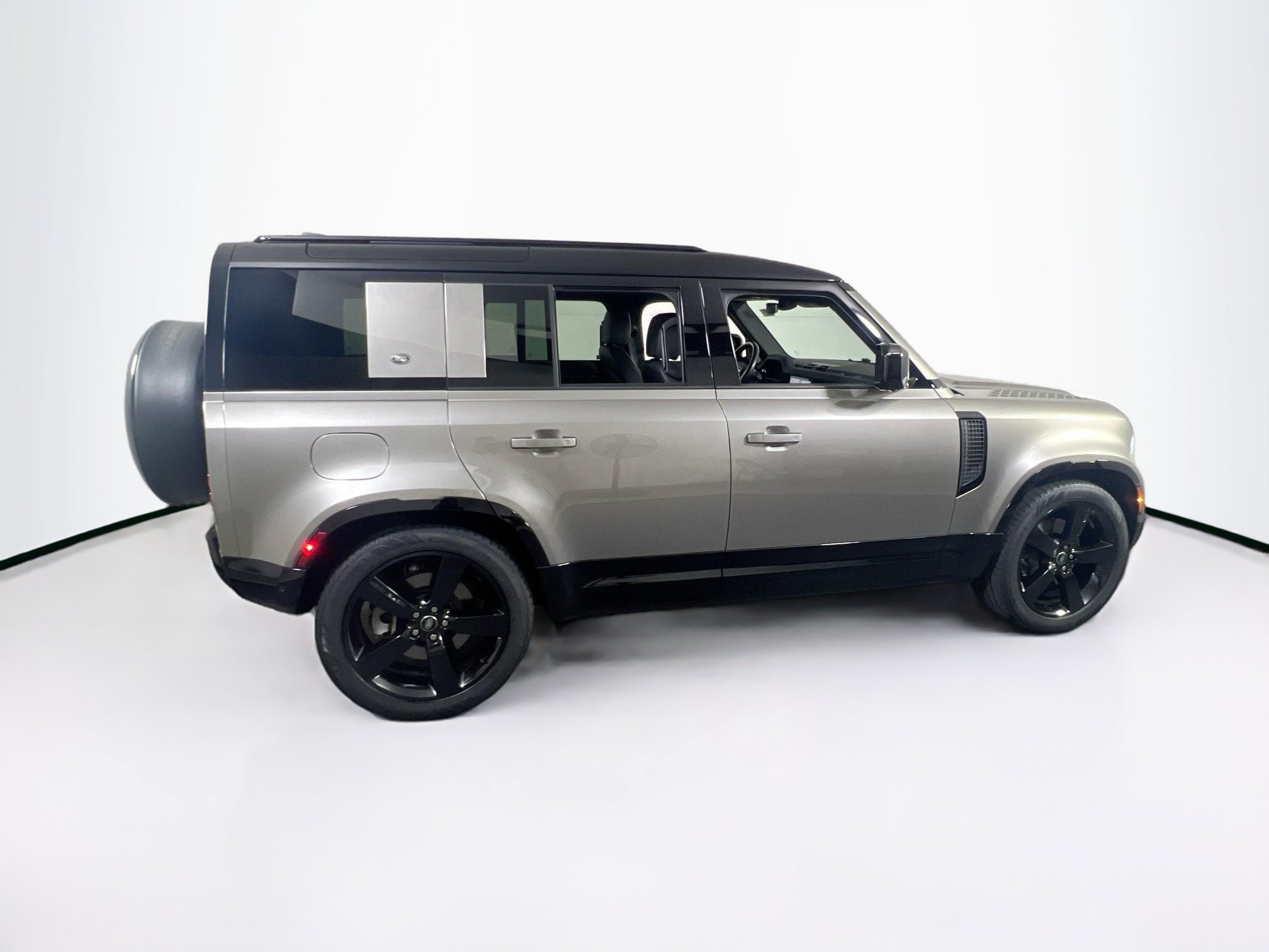 Used 2024 Land Rover Defender 110 X-Dynamic SE AWD/4WD image 4