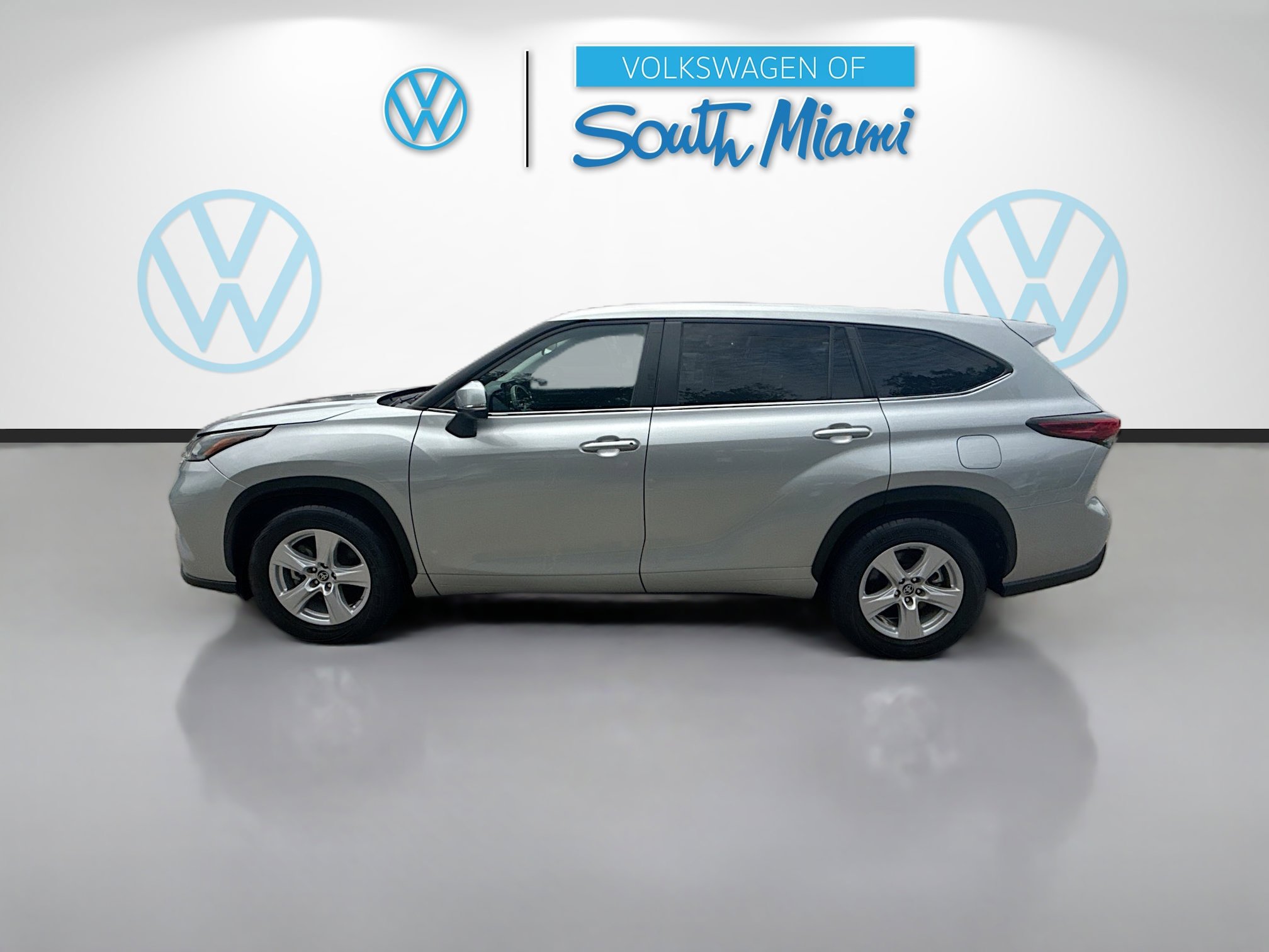 Used 2023 Toyota Highlander LE FWD image 4