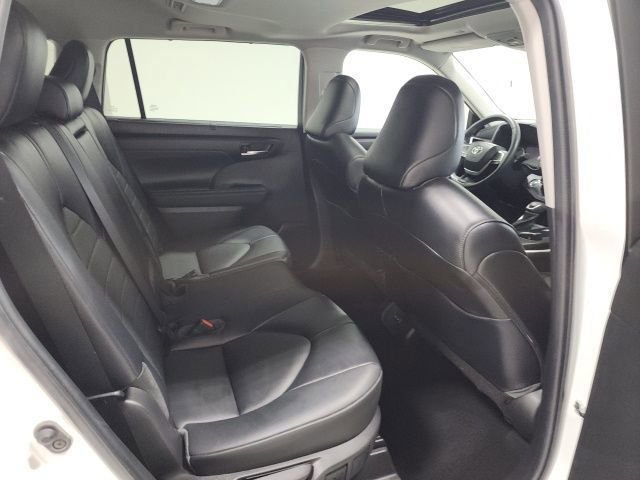 Used 2022 Toyota Highlander XLE image 17