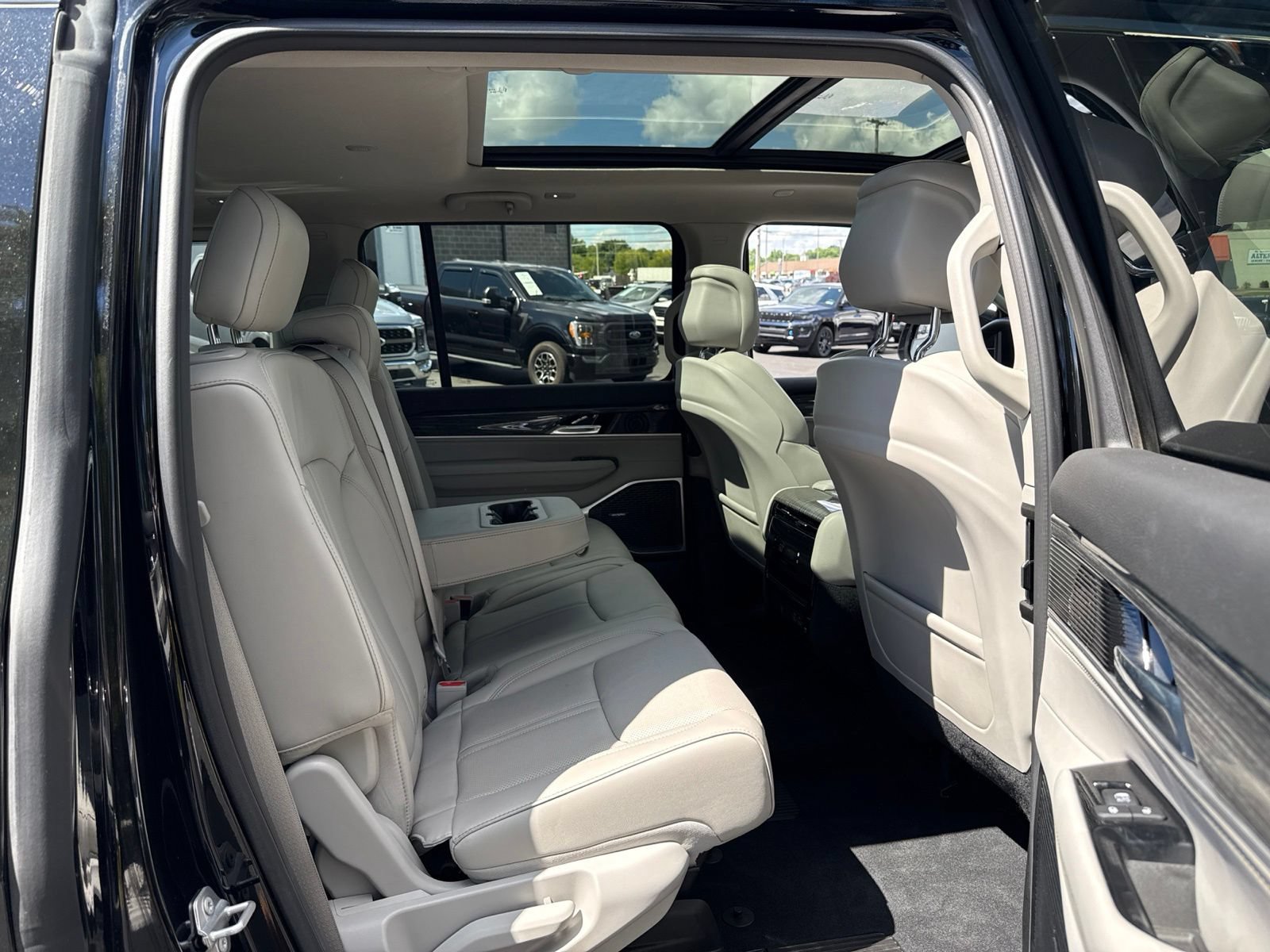 Used 2022 Jeep Wagoneer Series II w/ Premium Group I AWD/4WD image 11