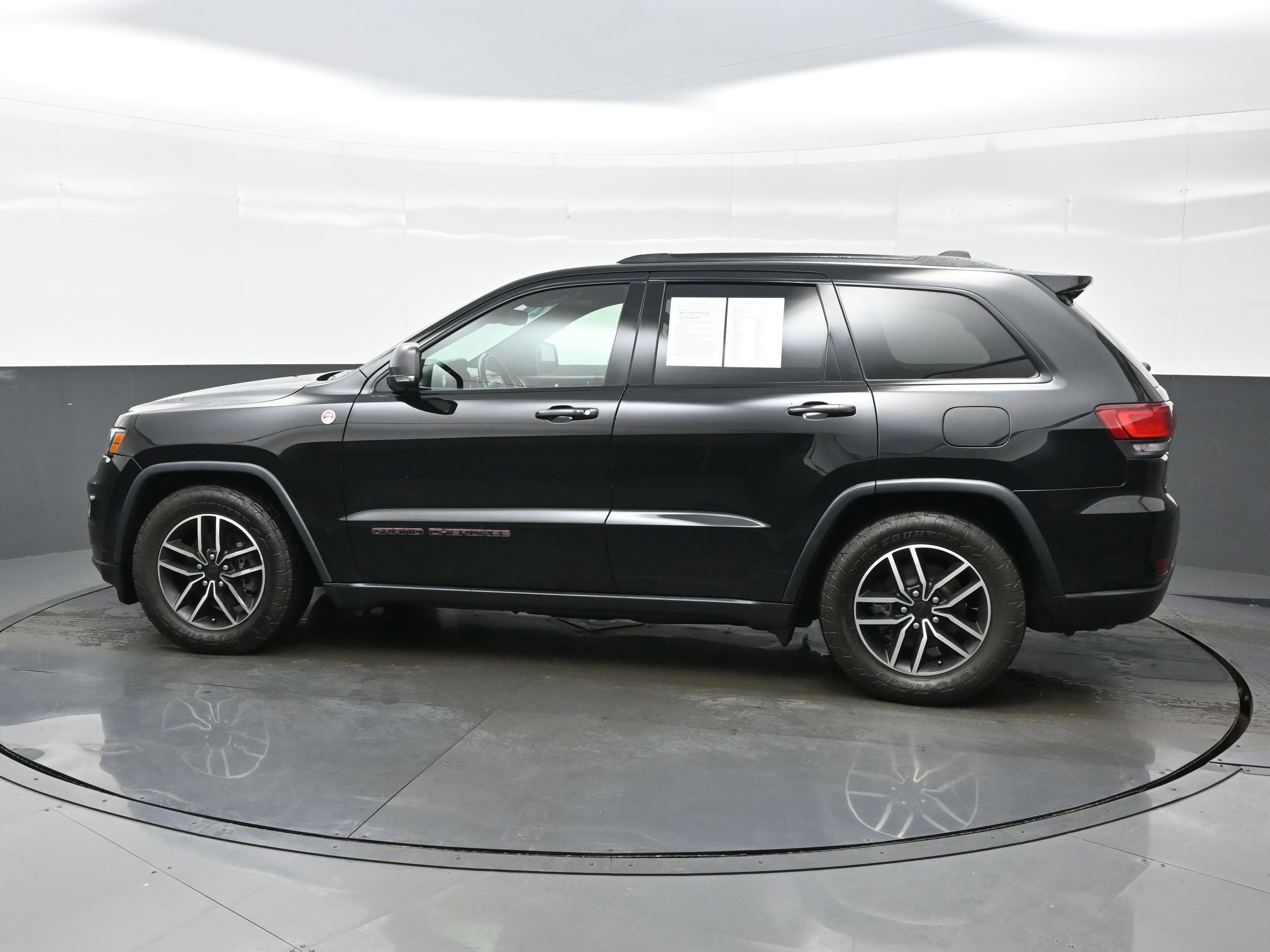 Used 2020 Jeep Grand Cherokee Trailhawk AWD/4WD image 3