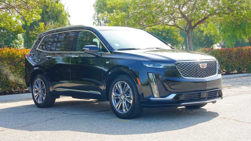 Used 2025 Cadillac XT6 Premium Luxury w/ Technology Package FWD image 6