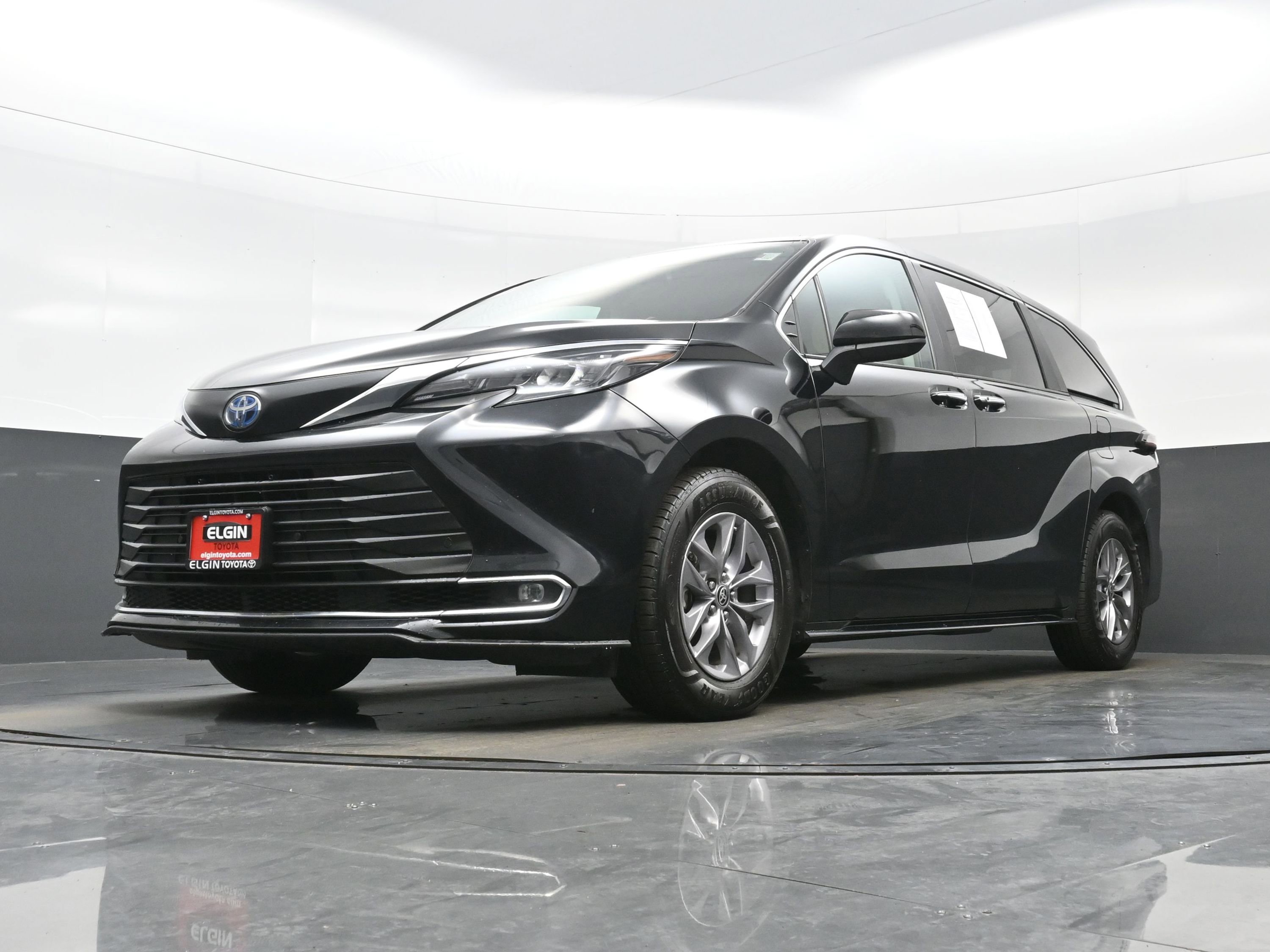 Used 2024 Toyota Sienna XLE AWD/4WD image 30