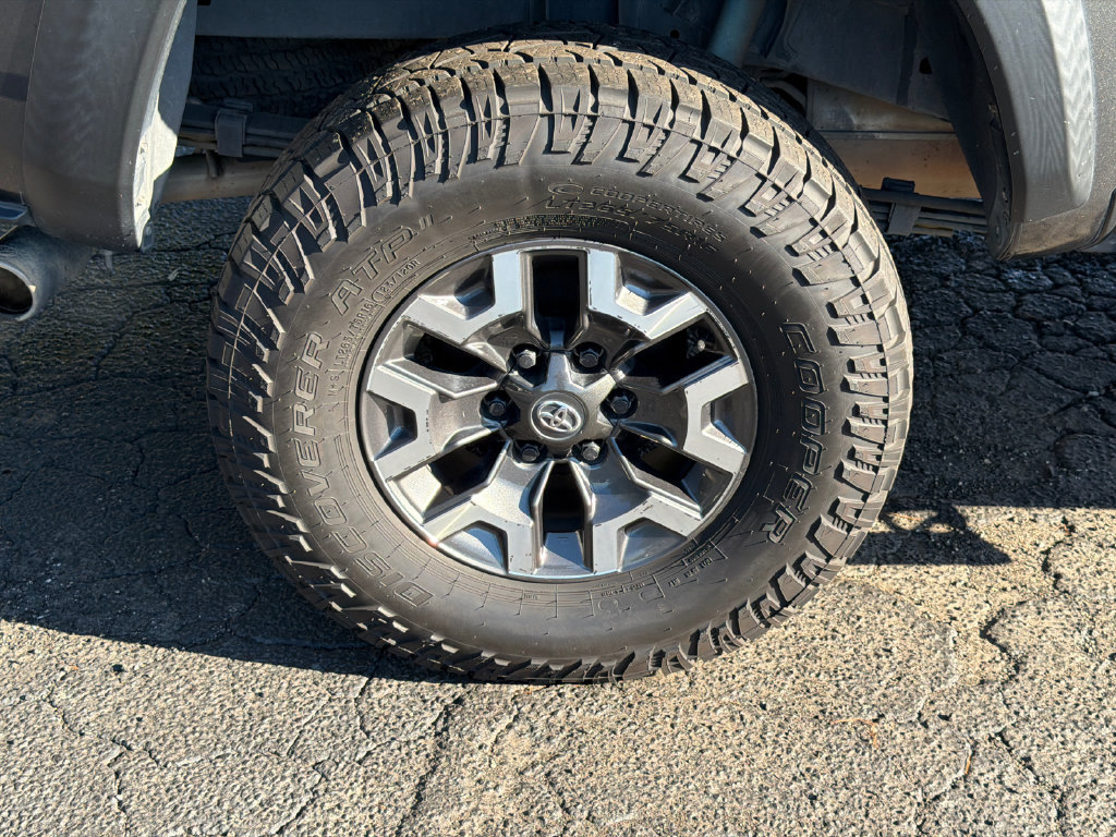 Used 2020 Toyota Tacoma TRD Off-Road w/ TRD Premium Off Road Package AWD/4WD image 21