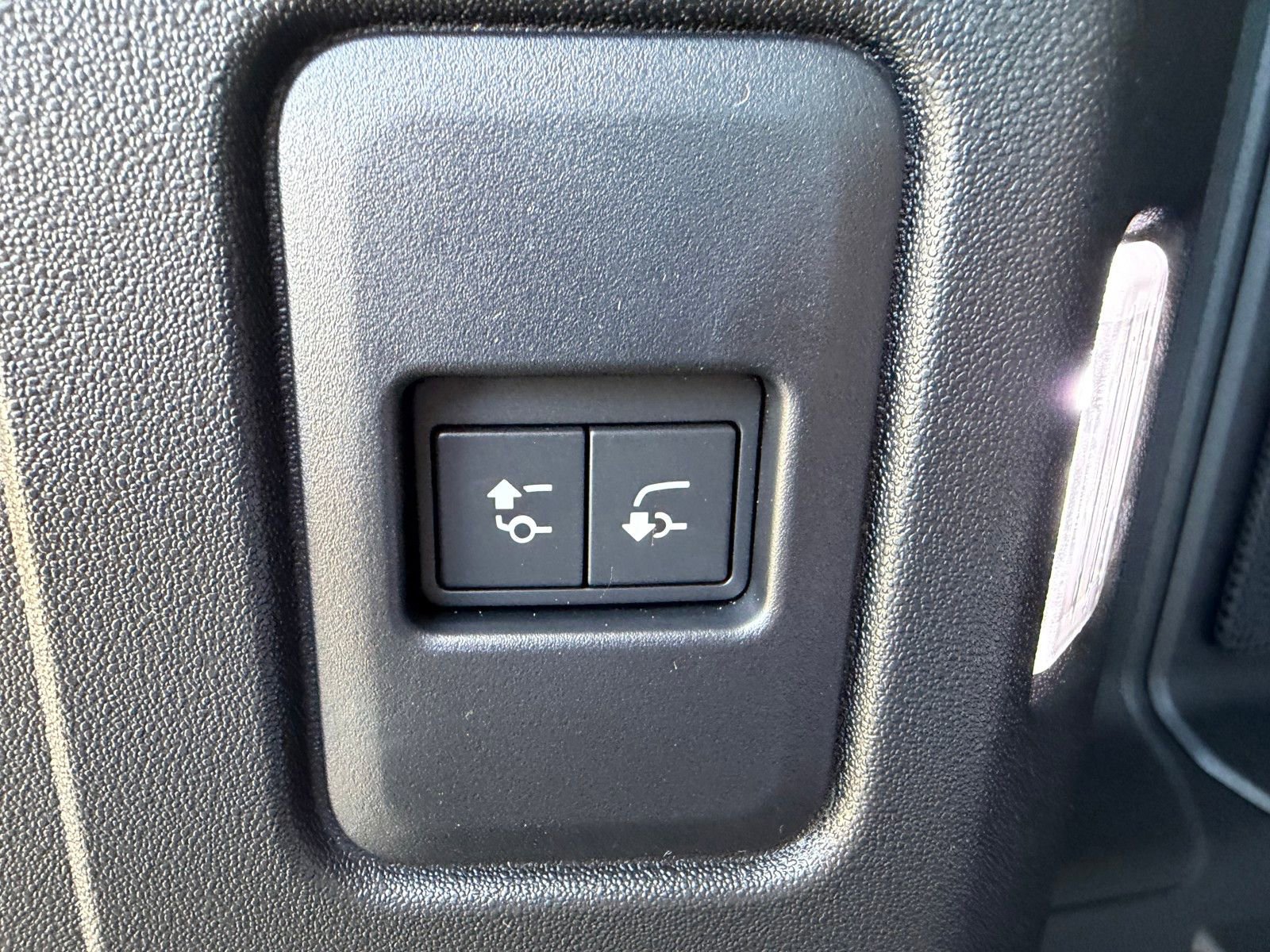 New 2026 Land Rover Defender 110 X-Dynamic SE AWD/4WD image 30