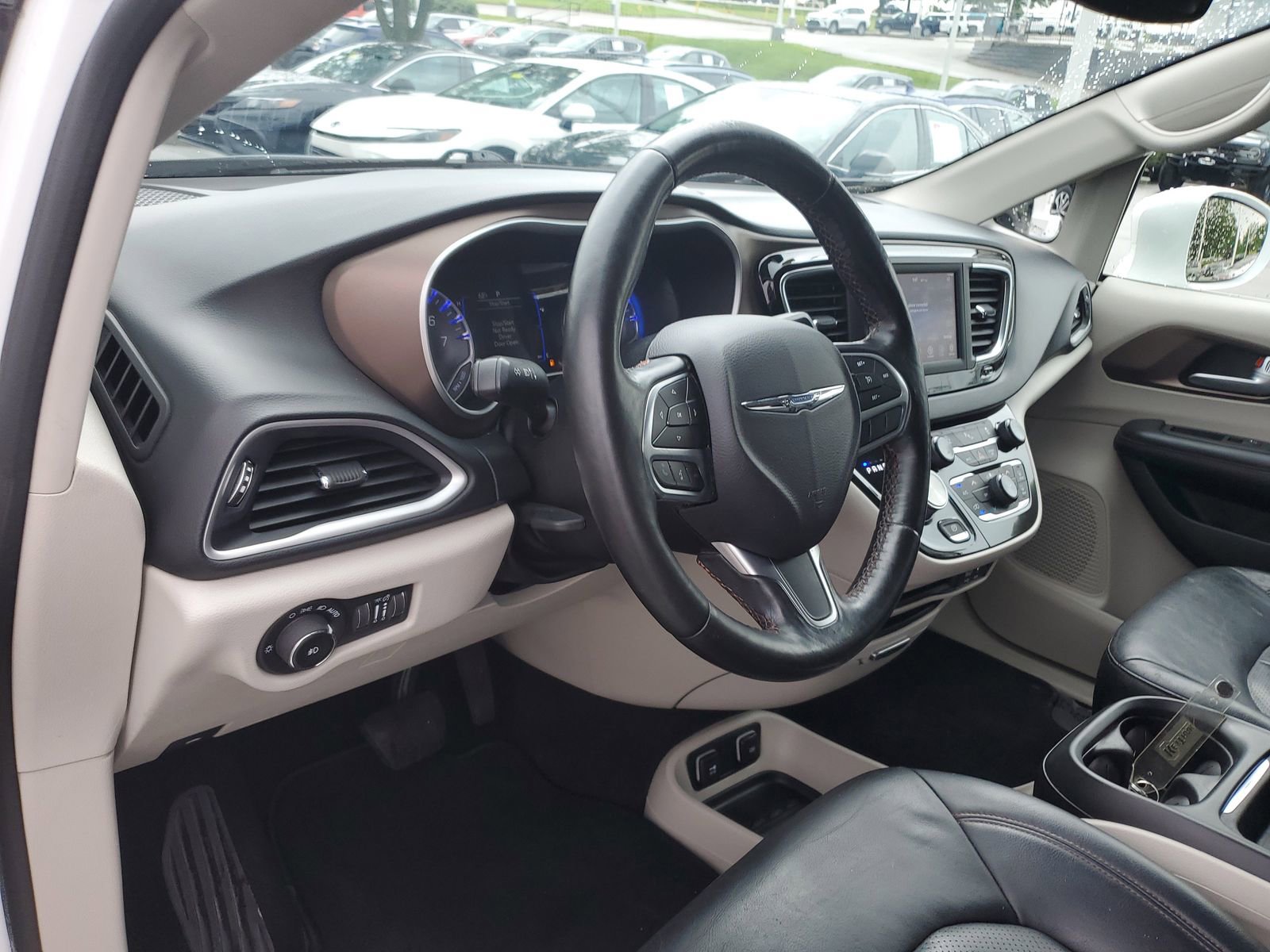 Used 2019 Chrysler Pacifica Touring-L FWD image 17