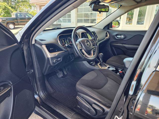 Used 2016 Jeep Cherokee Latitude w/ Cold Weather Group AWD/4WD image 10