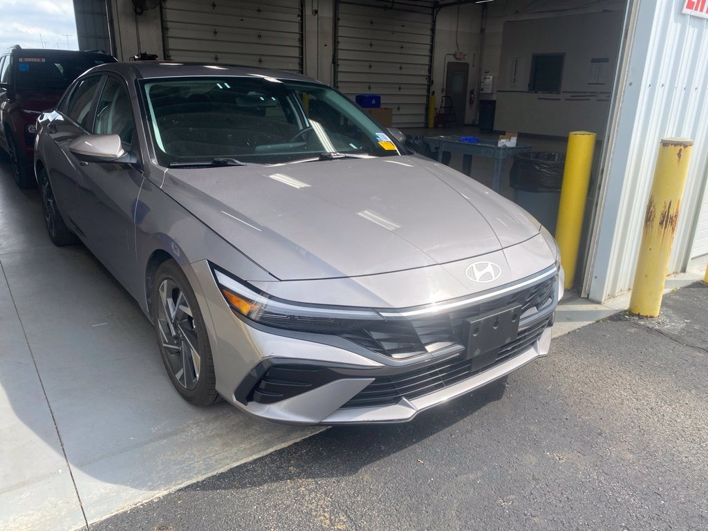 Used 2025 Hyundai Elantra SEL FWD image 1