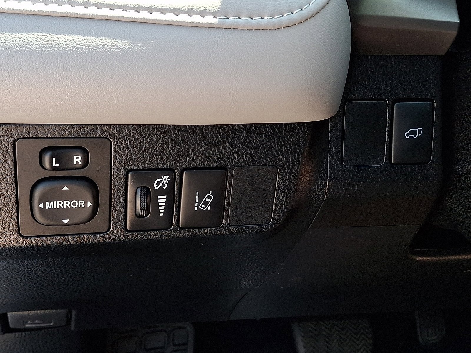 Used 2018 Toyota RAV4 Limited w/ Advanced Technology Package AWD/4WD image 26