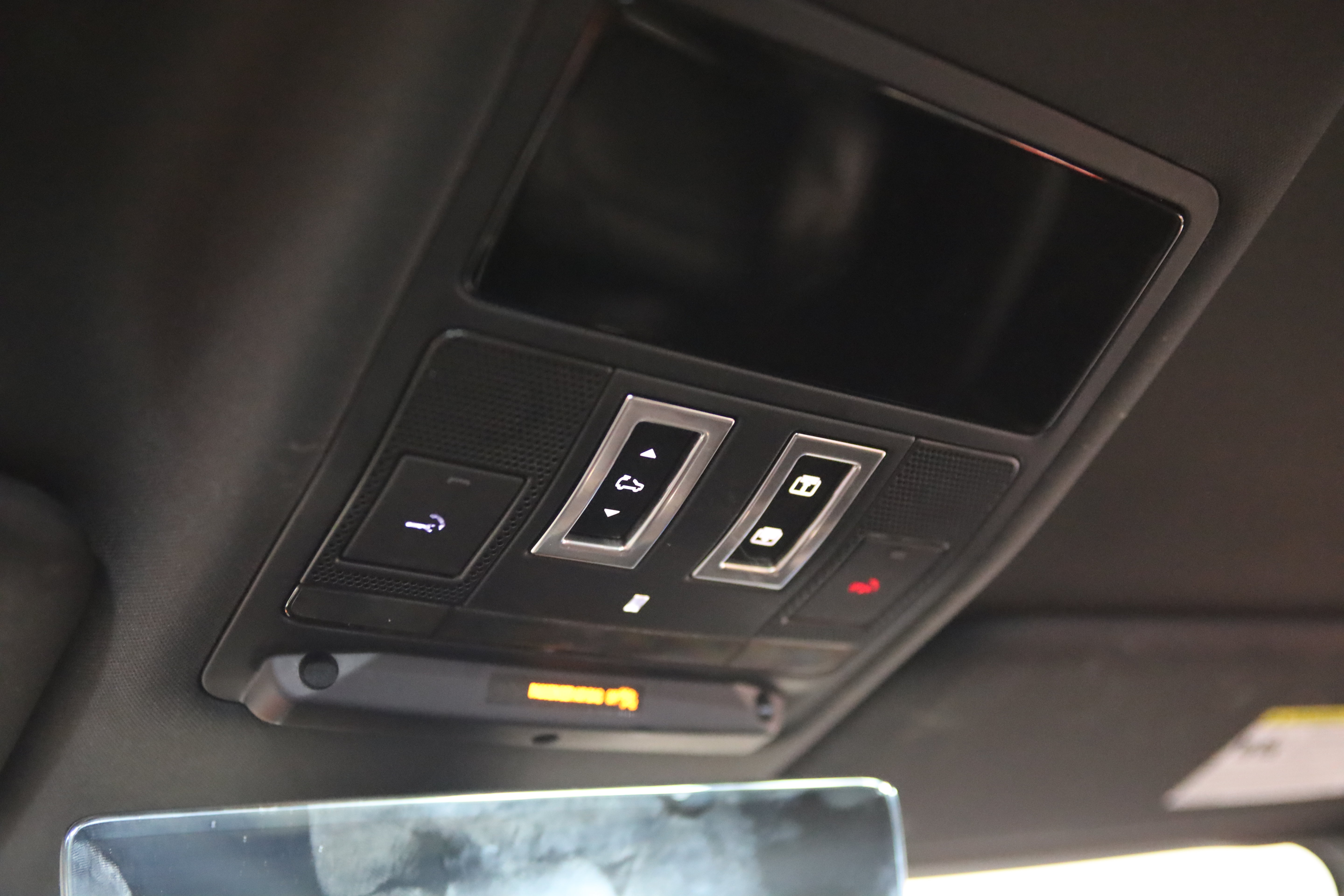 Used 2024 Land Rover Defender 130 X-Dynamic SE AWD/4WD image 29