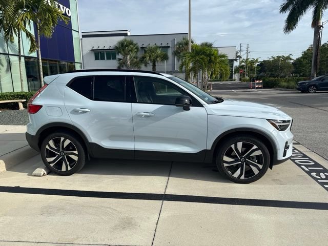 Used 2024 Volvo XC40 B5 Plus AWD/4WD image 2