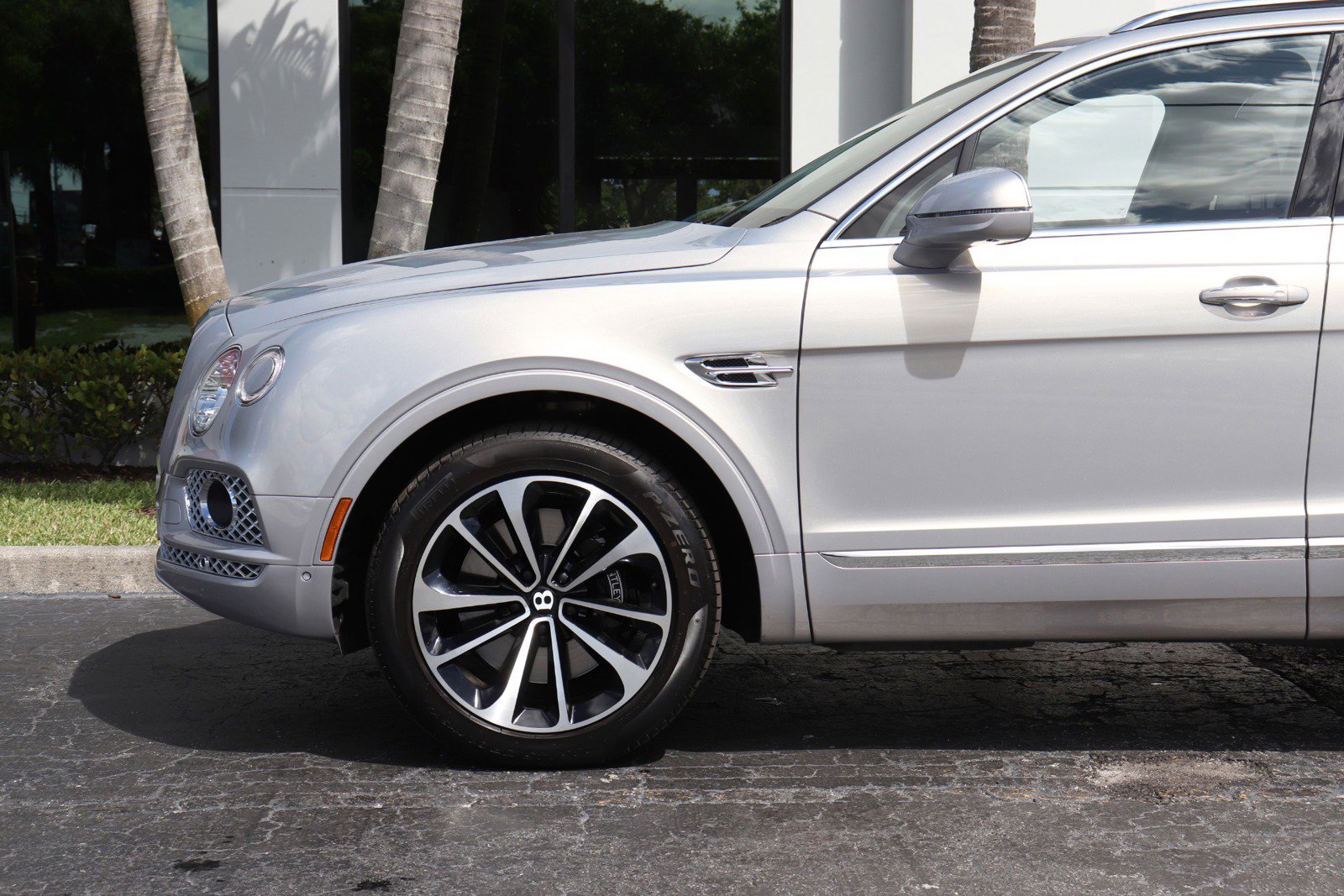 Used 2017 Bentley Bentayga image 13