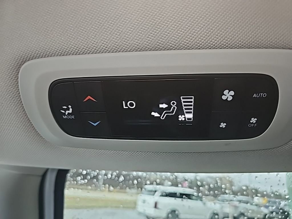 Used 2024 Chrysler Pacifica Touring-L image 29