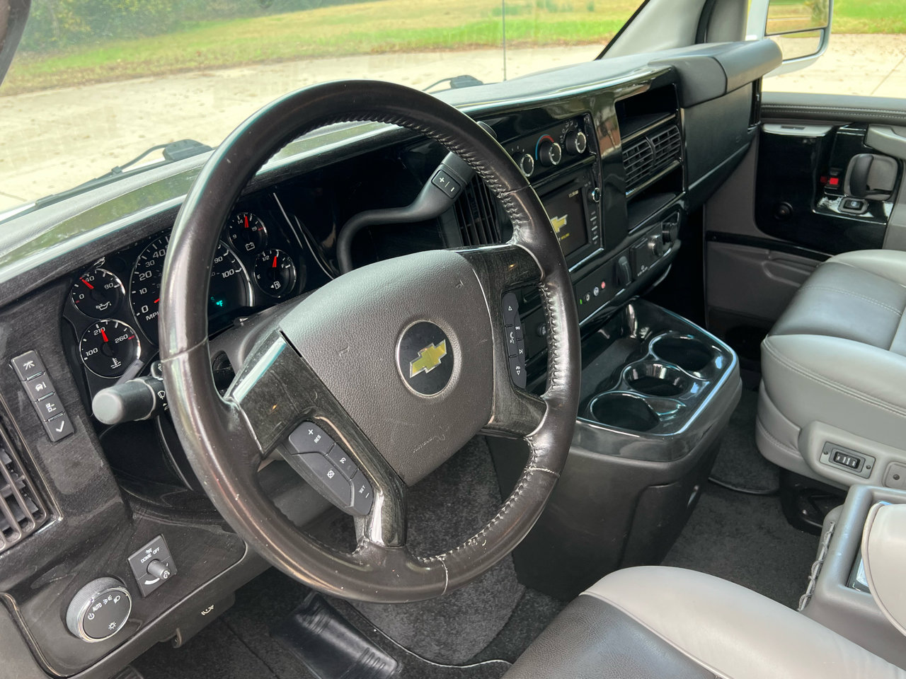 Used 2018 Chevrolet Express 2500 w/ Enhanced Convenience Package image 17