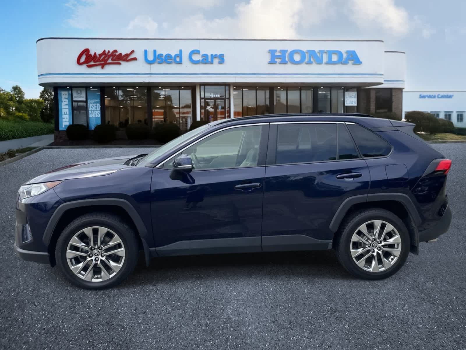 Used 2020 Toyota RAV4 XLE Premium AWD/4WD image 2