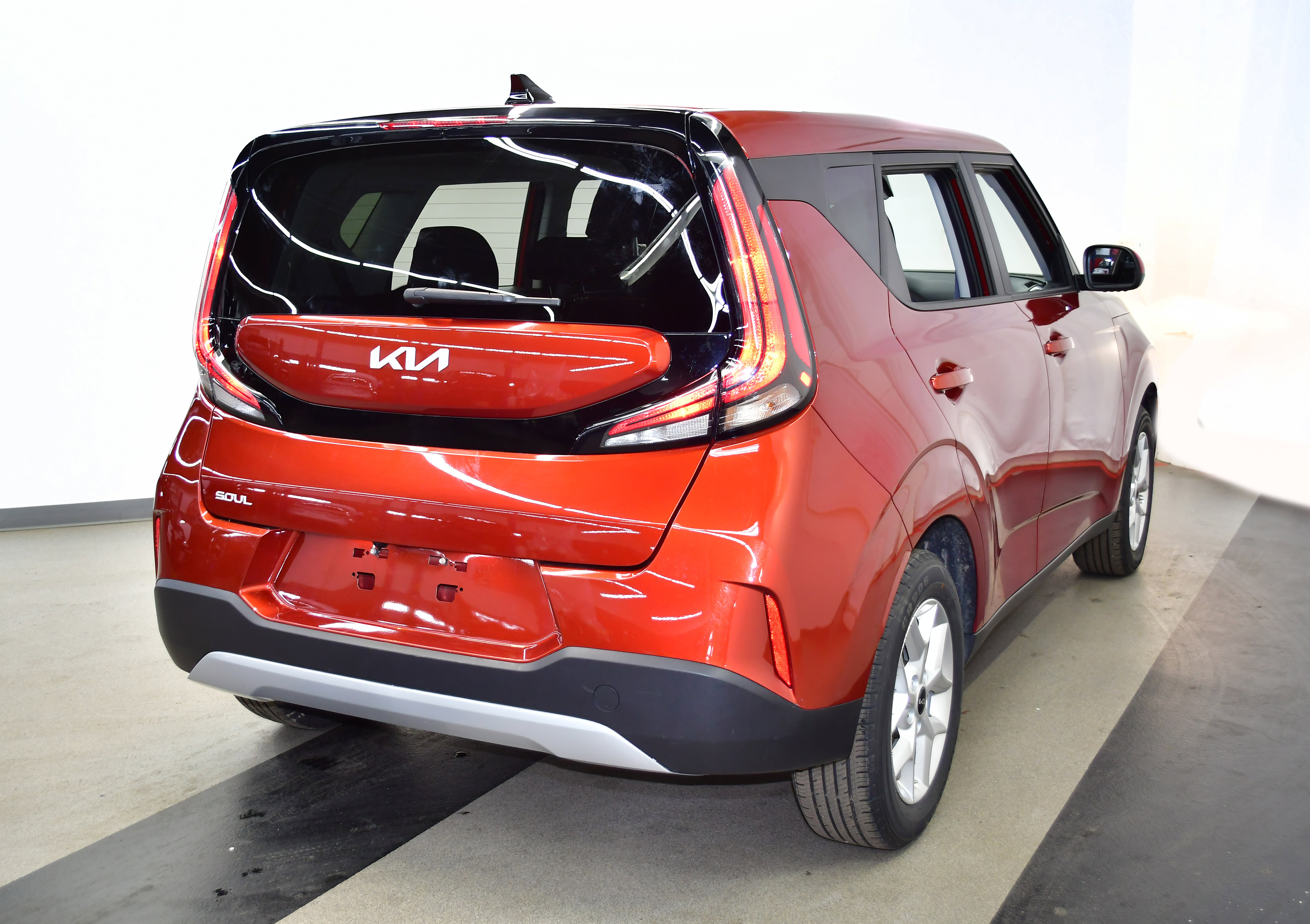 Used 2025 Kia Soul LX w/ LX Technology Package FWD image 7