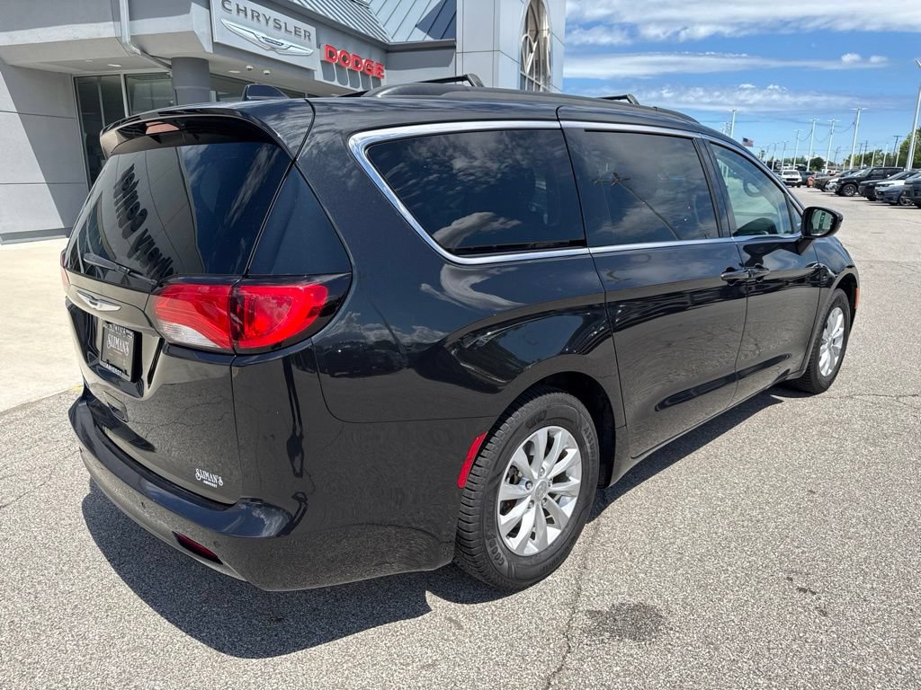 Used 2017 Chrysler Pacifica Touring FWD image 4