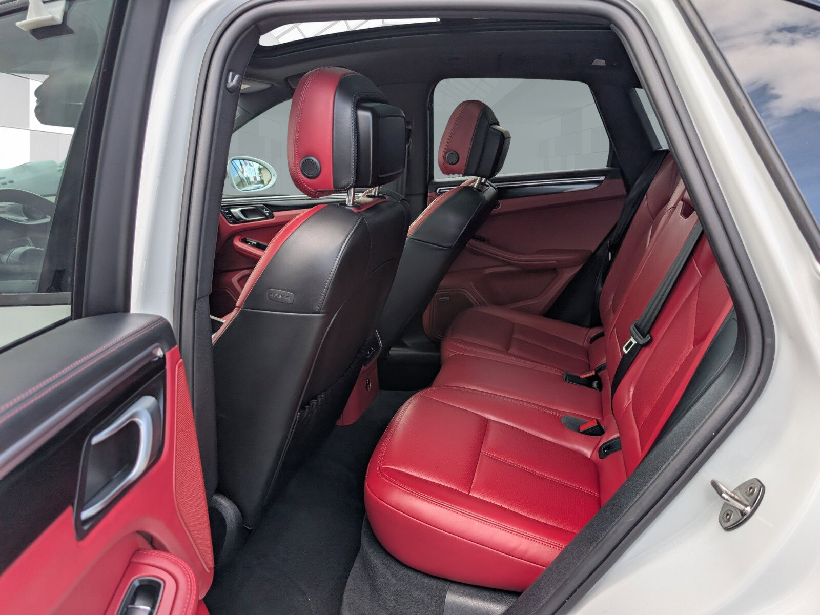 Used 2023 Porsche Macan Turbo image 8