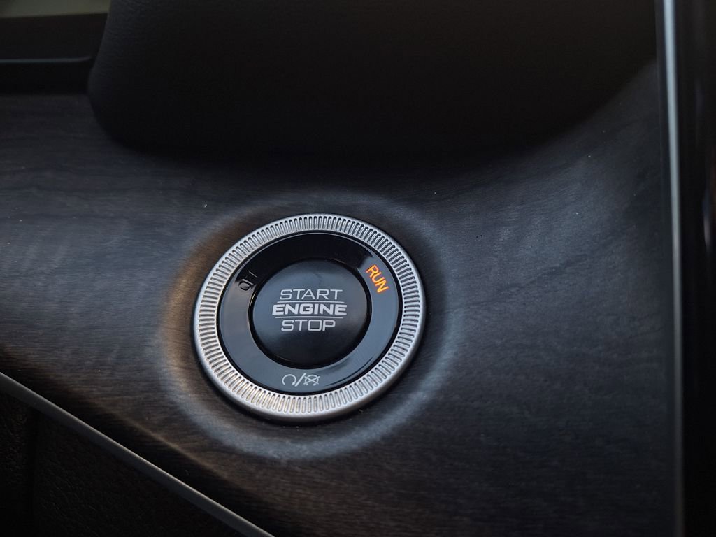 Used 2024 Jeep Grand Cherokee Limited w/ Black Appearance Package image 27